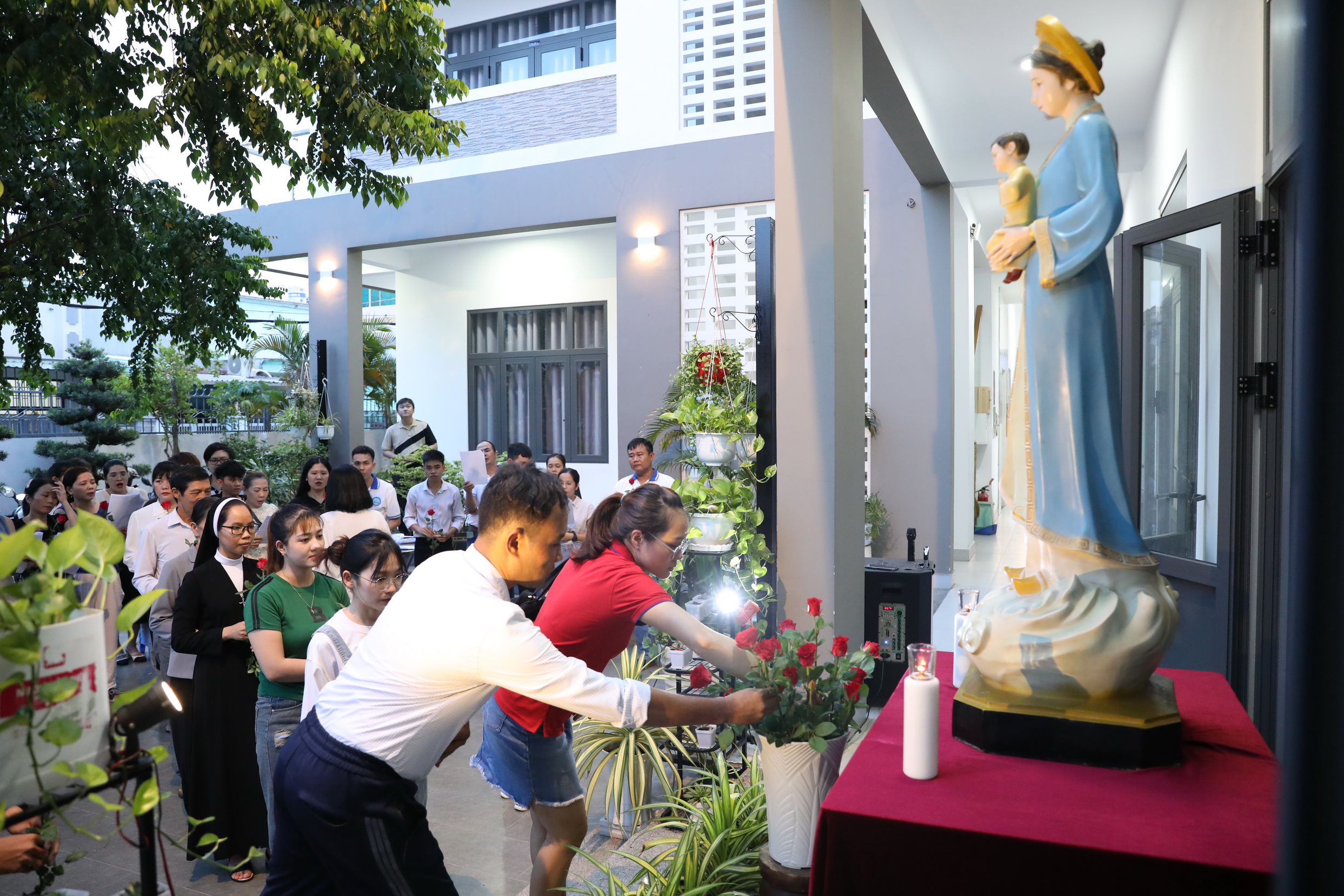Di dân Qui Nhơn dâng hoa trong tháng kính Đức Mẹ